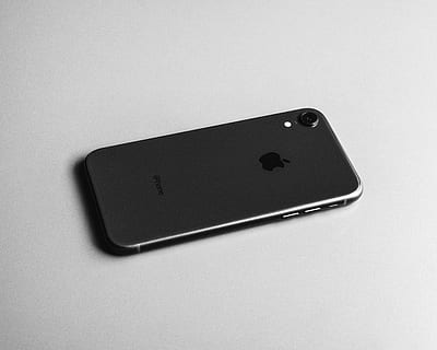 iphone nero 7, girato in studio, in casa, copia spazio, nessuno, avvicinamento, sfondo bianco, connessione, comunicazione, tecnologia, colore nero, singolo oggetto, tecnologia wireless, computer, natura morta, ritagliare, smart phone, attrezzatura informatica, grigio, dispositivo di informazione portatile, rilassamento, tasto del computer, materiale elettrico, 5K, CC0, dominio pubblico, privo di copyright