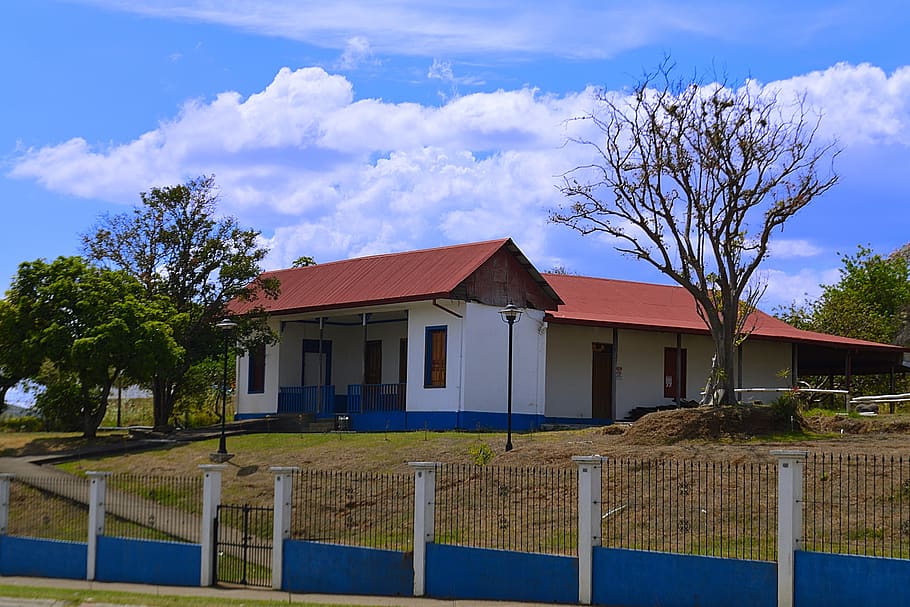 casa, típic, arquitectura, façana, cases, turisme, poble, ciutat, festa, vell, gent, fusta, construcció, paisatge, edifici, Amèrica Llatina, Costa Rica, heredia, exterior de l'edifici, estructura construïda, cel, arbre, núvol - cel, planta, naturalesa, cap gent, tanca, barrera, límit, dia, blau, barri residencial, terra, a l'aire lliure, arbre nu, 5K