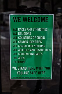 grünes Druckerpapier, Asheville, Poster, Zeichen, Vereinigte Staaten, Vielfalt, Fenster, herzlich willkommen, sicher, ethnische Zugehörigkeit, Rennen, Geschlecht, Botschaft, Art, Typografie, Design, Broschüre, Papier-, Flyer, Aktenordner, Kommunikation, Text, grüne Farbe, keine Leute, westliche Schrift, Information, Fokus auf den Vordergrund, Nahansicht, Hinweisschild, Skript, nicht-westliche Schrift, draußen, Warnschild, Tag, Großbuchstabe, Nummer, Tafel, 4K, CC0, gemeinfrei, lizenzfrei