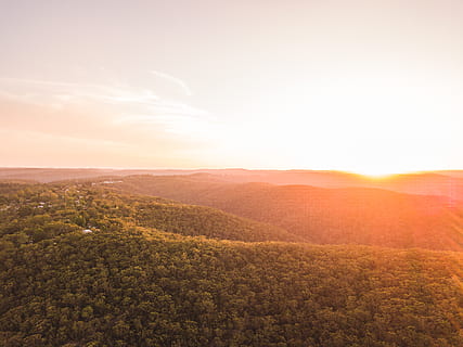 Dom, brilhando, floresta, céu, nascer do sol, cenário, alvorecer, Céu vermelho, crepúsculo, luz solar, panorâmica, natureza, ao ar livre, drone, montanhas, montanhas Azuis, Parque Nacional, região selvagem, arvores, panorama, por do sol, campo, scenics - natureza, meio Ambiente, tranquilidade, beleza na natureza, cena tranquila, terra, ninguém, plantar, cena não urbana, nuvem - céu, idílico, reflexo de lente, horizonte sobre a terra, paisagem ondulante, brilhante, 4K, CC0, domínio público, royalty free