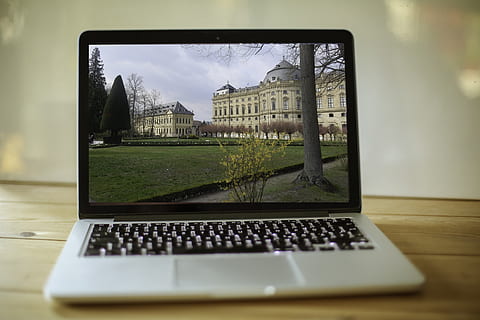 MacBook, Arbeitsplatz, Mac, Computer, Reise, würzburg, Residenz, Hofgarten, Stimmung, Bildschirm, auf dem Weg, Attrappe, Lehrmodell, Simulation, Technologie, Tabelle, kabellose Technologie, Kommunikation, drinnen, keine Leute, Verbindung, Pflanze, grüne Farbe, Laptop, Tastatur, Computer Tastatur, Internet, Computerausrüstung, Nahansicht, Stillleben, Tag, Himmel, Natur, 5K, CC0, gemeinfrei, lizenzfrei
