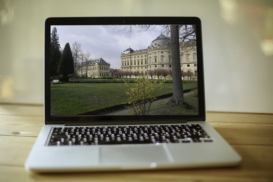 MacBook, Arbeitsplatz, Mac, Computer, Reise, würzburg, Residenz, Hofgarten, Stimmung, Bildschirm, auf dem Weg, Attrappe, Lehrmodell, Simulation, Technologie, Tabelle, kabellose Technologie, Kommunikation, drinnen, keine Leute, Verbindung, Pflanze, grüne Farbe, Laptop, Tastatur, Computer Tastatur, Internet, Computerausrüstung, Nahansicht, Stillleben, Tag, Himmel, Natur, 5K