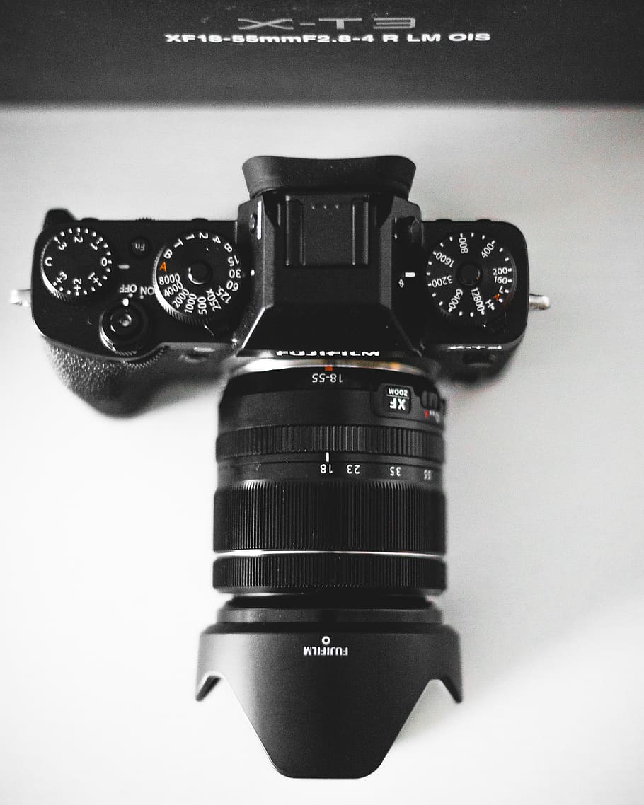 càmera dslr negra, càmera, electrònica, rellotge de polsera, blanc, fotografia, càmera digital, bellesa, tecnologia, blanc i negre, fujifilm, fotògraf, escriptori, xt3, mínim, netejar, sense mirall, simple, negre, lent de la càmera, temes de fotografia, primer pla, natura morta, a l'interior, text, cap gent, càmera - equip fotogràfic, lent - instrument òptic, equip fotogràfic, nombre, comunicació, guió occidental, estil retro, taula, equipament, vista d’angle alt, càmera slr, 2K