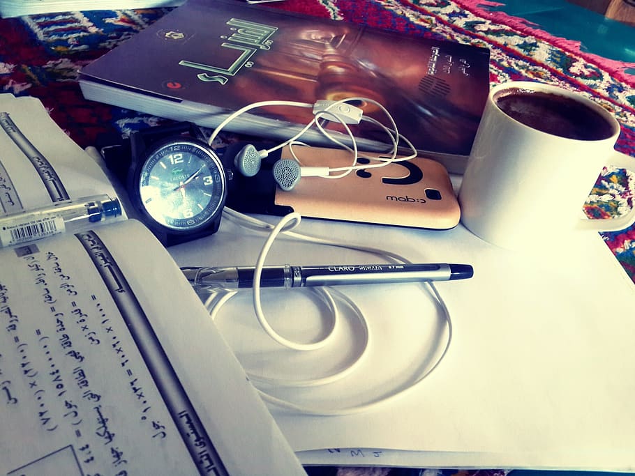 estudiar, llibre, guai, cafè, ahmed abu haleema, احمد ابو حميدة, natura morta, cap gent, a l'interior, taula, primer pla, text, paper, vista d’angle alt, gots, publicació, filtre de producció automàtica, tassa, representació, bolígraf, representació humana, gran grup d'objectes, ulleres de sol, transferir impressió, moda, 1080P