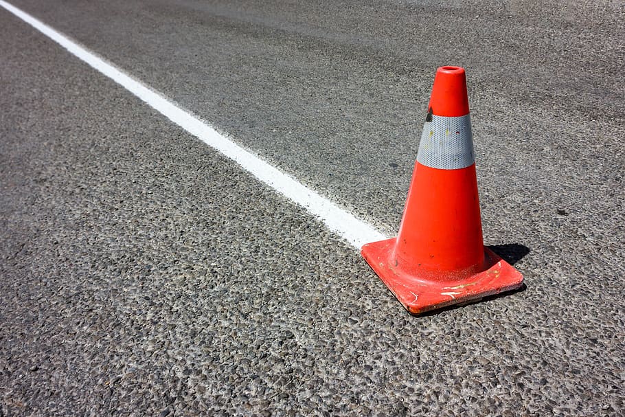 construcció, con, cons, alerta, perill, signe, senyalització, carretera, carrer, marques de carreteres, advertiment, con de tràfic, transport, seguretat, asfalt, ciutat, dia, senyal d'advertència, comunicació, cap gent, vermell, orientació, color taronja, protecció, senyal de trànsit, vista d’angle alt, a l'aire lliure, senyal d'advertència de carretera, normes, línia divisòria, símbol d’avís, 4K