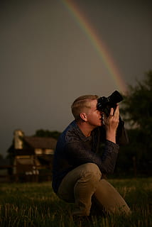 mand, knælende, ved brug af, dslr kamera, person, human, mennesker, bænk, fotograf, udendørs, han-, kamera, gear, udstyr, regnbue, himmel, tager foto, tech, teknologi, storm, mode, stil, portræt, en person, fotografering temaer, fotografere, rigtige mennesker, bedrift, fritidsaktivitet, kamera - fotografisk udstyr, aktivitet, livsstil, afslappet tøj, jord, natur, fuld længde, Mark, midt voksen, græs, ung voksen, digitalt kamera, 5K, CC0, offentligt domæne, royaltyfrie