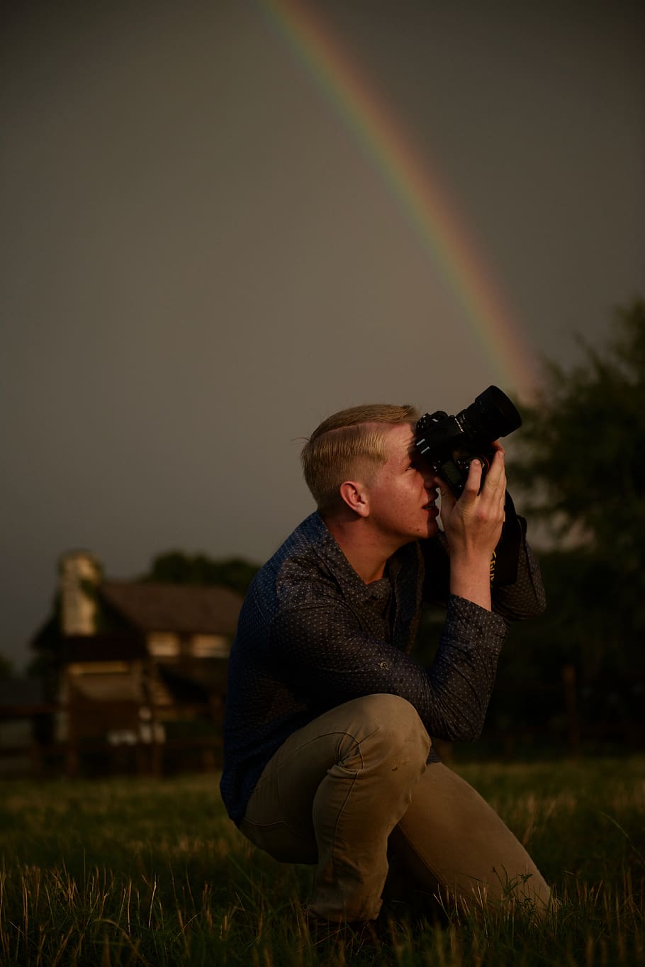 muž, klečící, použitím, dslr fotoaparát, osoba, člověk, lidé, lavice, fotograf, venku, mužský, Fotoaparát, Ozubené kolo, zařízení, duha, nebe, fotit, tech, technologie, bouřka, móda, styl, portrét, jedna osoba, fotografická témata, focení, skutečných lidí, hospodářství, volnočasové aktivity, fotoaparát - fotografické vybavení, aktivita, životního stylu, neformální oblečení, přistát, Příroda, plná délka, pole, střední dospělý, tráva, mladého dospělého, digitální fotoaparát, 5K