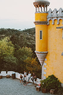 gelbes Schloss, die Architektur, Gebäude, Schloss, Wolken, Tageslicht, Außen, Wahrzeichen, Landschaft, draußen, Menschen, Tourismus, Turm, Bäume, gebaute Struktur, Gebäudehülle, Baum, Pflanze, echte Menschen, Gruppe von Leuten, Frau, Männer, Erwachsene, Lebensstile, Tag, Natur, Himmel, Reiseziele, Menge, Gruppe, 5K, CC0, gemeinfrei, lizenzfrei
