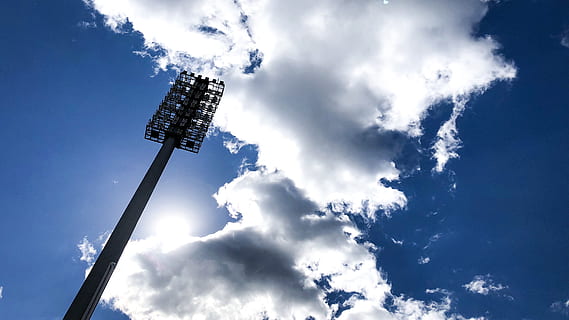 cielo, nuvola - cielo, Inquadratura dal basso, natura, comunicazione, alto - alto, blu, architettura, tecnologia, struttura costruita, nessuno, Cloudscape, giorno, all'aperto, attrezzatura per l'illuminazione, proiettore, Torre, esterno dell'edificio, comunicazioni globali, meteorologia, direttamente sotto, 4K, CC0, dominio pubblico, privo di copyright