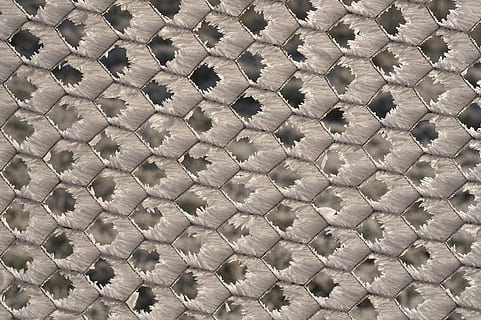 patró, resum, escriptori, teixit, fons de pantalla, decoració, forma, sense costures, repetició, tanca, hexàgon, neu, congelat, fred, ze gelada, ferro, separació, fons, decoratiu, repetir, disseny, interminable, cristalls, gel, cristalls de gel, extrem, vent, Ventós, teló de fons, geomètric, geometria, embolcall, quadrícula, cobert de gel, creatiu, blanc, estructura, textura, simetria, marc complet, cap gent, primer pla, abundància, a l'interior, gran grup d'objectes, metall, color plata, en fila, dia, forma geomètrica, vista d’angle alt, penjant, acer, sostre, 2K, CC0, domini públic, lliure de regalies