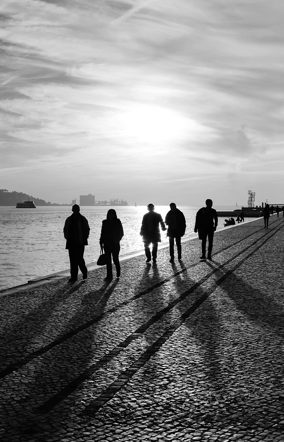 humà, persona, vianants, Camí, passarel·la, caminar, aigua, vorera, paviment, silueta, davant del mar, a l'aire lliure, moll, port, llum solar, de peu, vaixell, transport, vehicle, grup de persones, cel, persones reals, estils de vida, naturalesa, activitat d'oci, dones, homes, vista del darrere, mar, núvol - cel, adult, gent, terra, platja, 5K