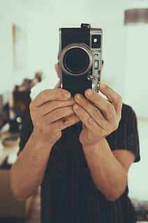 persoon, gebruik makend van, grijs, camera, menselijk, elektronica, vinger, camera versnelling, camera vasthouden, retro, film camera, film, vintage film, wijnoogst, handen, digitale camera, fotograaf, videocamera, hand-, computer, pc, tonen, camera - fotografische apparatuur, fotografie thema's, fotograferen, technologie, fotografische apparatuur, bezit, focus op de voorgrond, een persoon, bezetting, echte mensen, activiteit, menselijke hand, mannen, vrijetijdsbesteding, menselijk lichaamsdeel, binnenshuis, volwassen, modern, slr camera, verduisterd gezicht, 4K, CC0, publiek domein, royaltyvrij