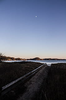 sentiero, foderato, verde, erba, principale, corpo, acqua, blu, cielo, nuvole, mezza luna, paesaggio, Luna, tramonto, la tranquillità, scena tranquilla, natura, terra, nessuno, scenics - natura, cielo sereno, ambiente, bellezza nella natura, pianta, campo, la strada davanti, all'aperto, direzione, copia spazio, 4K, CC0, dominio pubblico, privo di copyright