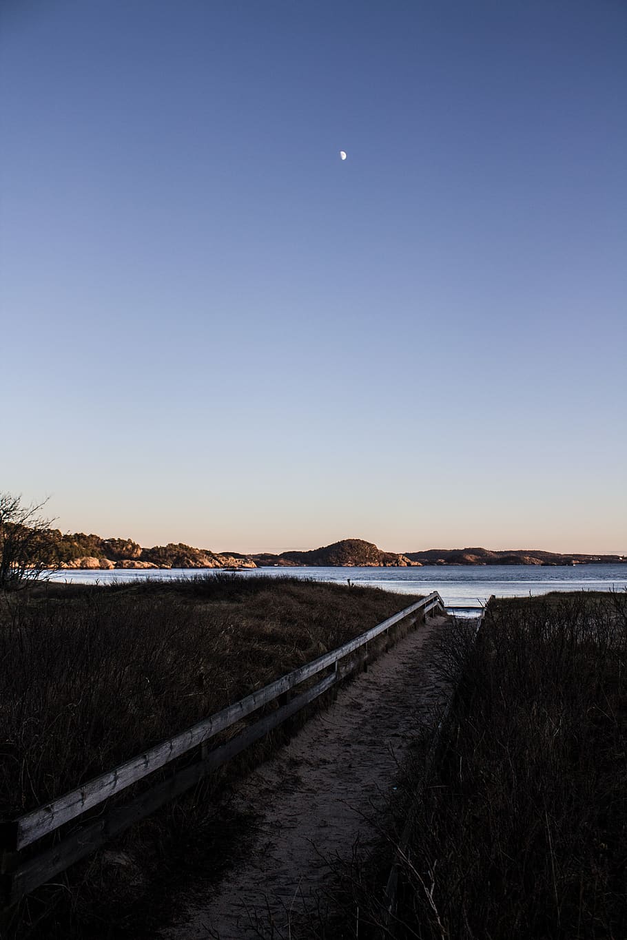 sentiero, foderato, verde, erba, principale, corpo, acqua, blu, cielo, nuvole, mezza luna, paesaggio, Luna, tramonto, la tranquillità, scena tranquilla, natura, terra, nessuno, scenics - natura, cielo sereno, ambiente, bellezza nella natura, pianta, campo, la strada davanti, all'aperto, direzione, copia spazio, 4K