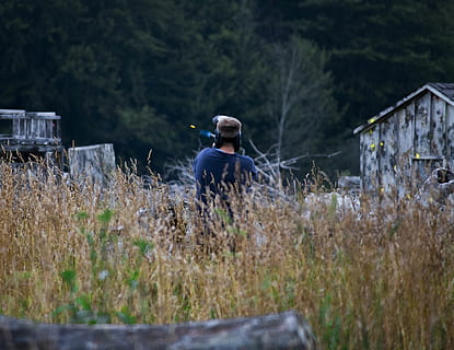 Canada, Mildmay, campo, dipingere, paintball, erba, pianta, una persona, terra, persone reali, adulto, natura, uomini, giorno, struttura costruita, architettura, capi di abbigliamento, stili di vita, cappello, paesaggio, esterno dell'edificio, all'aperto, messa a fuoco selettiva, contadino, 4K, CC0, dominio pubblico, privo di copyright