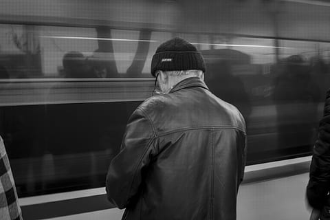 amca dayı, tren, demiryolu, teknik, monokrom, gerçek insanlar, raylı ulaşım, toplu taşıma, ulaşım modu, hareket, bulanık hareket, taşımacılık, tren - araç, yaşam, seyahat, cam malzemesi, tesadüfi insanlar, erkekler, insanlar, dikiz, mimari, demiryolu istasyonu, ayakta, Kent, açık havada, metro treni, 4K, CC0, kamu malı, telif ücretsiz