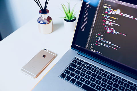 travail, éditeur, texte, apprendre, camp d'entraînement, éducation, école, vert, mobile, plante, Pomme, Mac, téléphone, portable, La technologie, code, ingénieur, Logiciel, espace de travail, codage, ordinateur, la communication, table, personne, Technologie sans fil, lien, à l'intérieur, vue grand angle, équipement informatique, clavier, nature morte, bureau, fermer, stylo, clavier d'ordinateur, dispositif d'information portable, 5K, CC0, domaine public, libre de droits