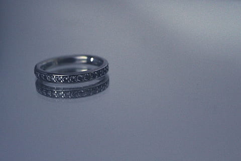 , Schmuck, drinnen, Ring, kopieren sie platz, Nahansicht, Studioaufnahme, keine Leute, Diamant - Edelstein, Stillleben, Blau, einzelnes Objekt, Metall, zwei Objekte, Reichtum, Tabelle, High Angle View, Hochzeitsring, selektiver Fokus, silberfarben, grauer Hintergrund, Aufwand, persönliches Accessoire, Luxus, stehlen, Wirtschaft, 4K, CC0, gemeinfrei, lizenzfrei