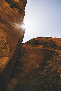 Două, maro, formațiuni rock, natură, în aer liber, terasă de stâncă, Munte, canion, deşert, Redrock, utah, raza de soare, vale, stâncă, platou, arheologie, lumina soarelui, drum, cale, animal, mierlă, agelaius, pasăre, cer, lentila flacara, frumusețe în natură, liniște, soare, rază de soare, mediu inconjurator, scenă non-urbană, o scenă liniștită, scenice - natura, nici o persoana, cer senin, obiect de rocă, peisaj, formatie rock, călătorie, formare, luminos, erodate, Gresie, 5K, CC0, domeniu public, fără drepturi de autor