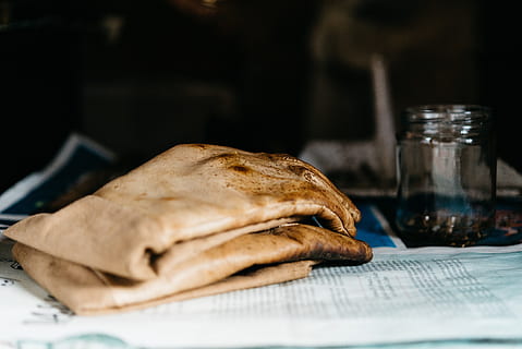 håndsko, arbeid, arbeider, arbeidsbord, hender, birøkt, mat og Drikke, mat, bord, friskhet, innendørs, nærbilde, stilleben, selektiv fokusering, ingen folk, klar til å spise, brød, fokusere på forgrunnen, container, drikke, papir, husholdningsutstyr, bakt, måltid, virksomhet, forfriskning, glass, frokost, bordkniv, brett, fristelse, fransk mat, 5K, CC0, offentlig domene, opphavsrett gratis