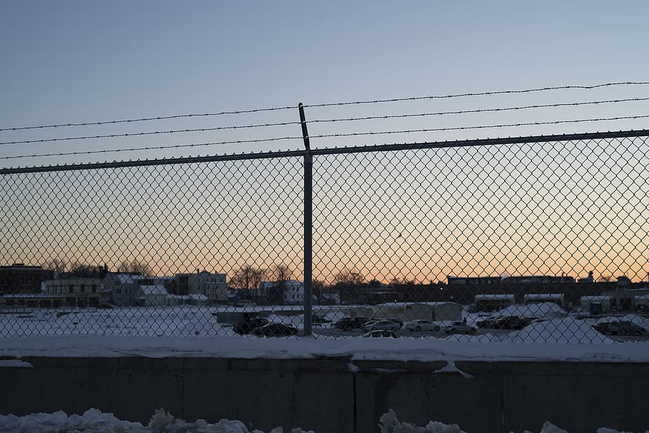 himmel, sunse, struktur, Skov, hegn, natur, ingen mennesker, barriere, skyfri himmel, arkitektur, grænse, bygget struktur, solnedgang, vinter, sne, kold temperatur, forbindelse, beskyttelse, sikkerhed, vand, chainlink hegn, udendørs, 8K