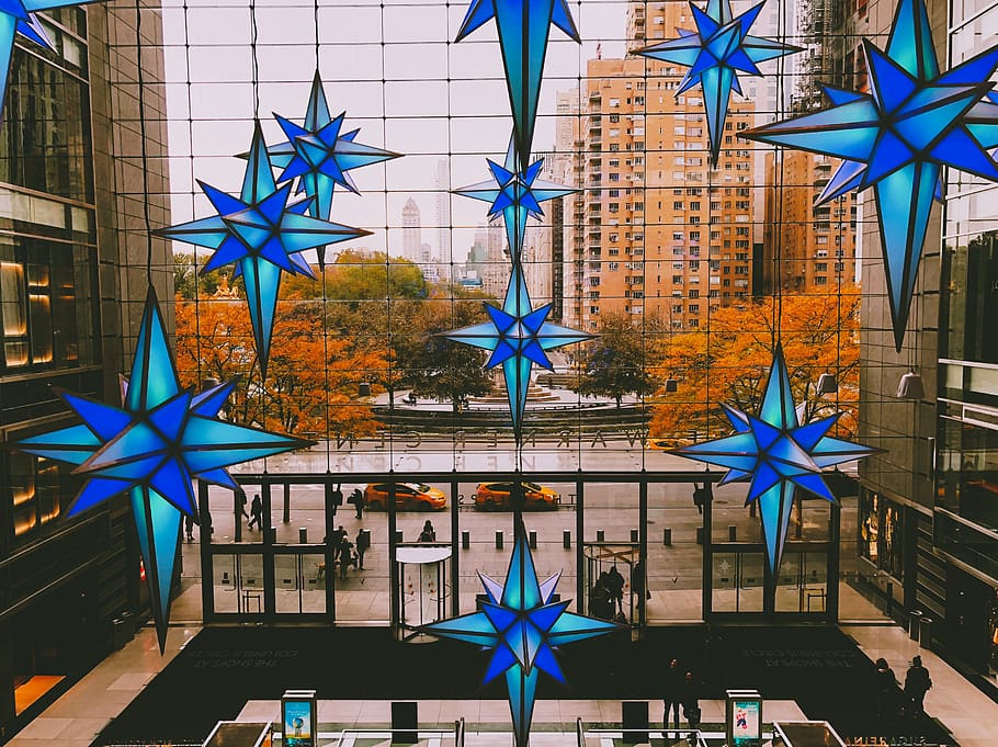 autunno, Natale, esterno dell'edificio, architettura, struttura costruita, blu, città, costruzione, pianta, giorno, forma a stella, natura, forma, vetro - materiale, albero, edificio per uffici esterno, nessuno, finestra, decorazione, all'aperto, bandiera, destinazioni di viaggio, 2K