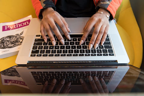 Person tippen, MacBook, Profi, Kodierung, Computer, Entwickler, Entwicklung, Hände, Tastatur, Laptop, Programmierer, Programmierung, Tippen, kabellose Technologie, Technologie, Kommunikation, mit laptop, Verbindung, Erwachsene, Computernetzwerk, drinnen, Internet, eine Person, Möbel, Computer Tastatur, Sitzung, Portabilität, Geschäft, Hand, Surfen im Internet, 5K, CC0, gemeinfrei, lizenzfrei