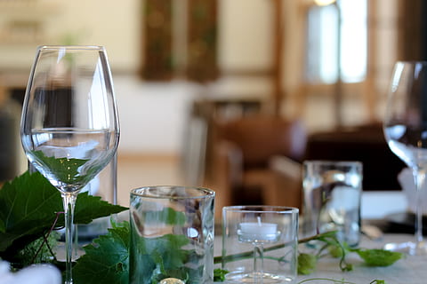 table setting, elegant table setting, wine glasses, glass, wineglass, table, drink, drinking glass, food and drink, refreshment, alcohol, focus on foreground, household equipment, wine, glass - material, transparent, indoors, no people, restaurant, white wine, business, absence, freshness, red wine, setting, luxury, 4K, CC0, public domain, royalty free