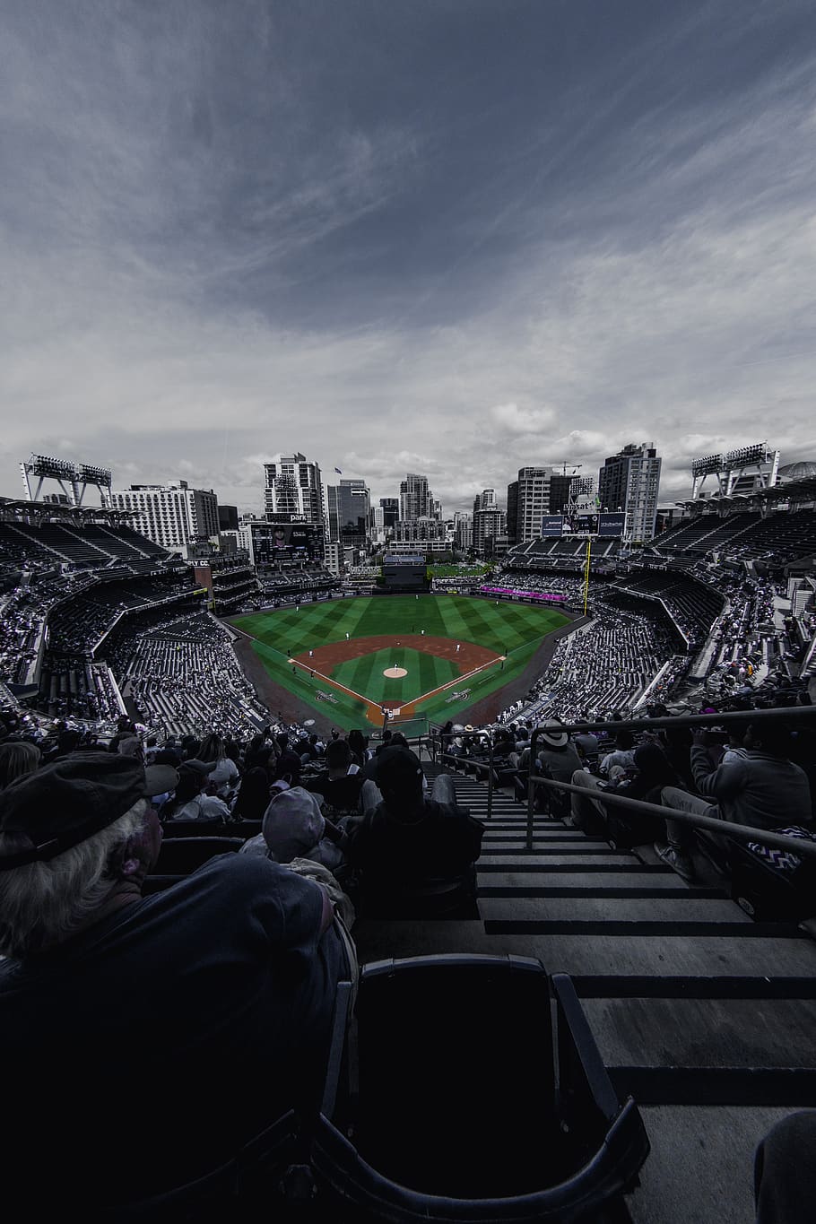 estadi de ball, edifici, estadi, arena, persona, humà, san diego, multitud, públic, esports, gent, Estats Units, petco park, beisbol, peix de peix, esport, pilota, equip, esport d’equip, Amèrica, 8 mm, arquitectura, estructura construïda, cel, exterior de l'edifici, núvol - cel, grup de persones, ciutat, gran grup de persones, dia, destinacions de viatge, persones reals, naturalesa, viatjar, homes, turisme, vista d’angle alt, activitat d'oci, a l'aire lliure, paisatge urbà, gratacels, 5K