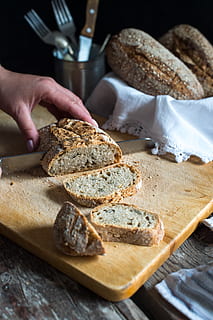 viipaloitu leipä, ruokailuvälineet, haarukka, ruoka, leipä, henkilö, ihmisen, ranskalainen leipä, pulla, kasvi, cornbread, seesami, mauste, voileipäkeksi, vihannes, tuottaa, jyvä, paahtoleipä, Köyhät ritarit, ateria, ihmisen käsi, ruoka ja juoma, käsi, tuoreus, ihmiskehon osa, yksi henkilö, sisällä, leipää, terveellinen ruokavalio, hyvinvointi, leikkuulauta, valmistautuminen, ruskea leipä, pöytä, lähikuva, kotitekoinen, paistettu, aamiainen, laittaa ruokaa, pöytäveitsi, sormi, 4K, CC0, public domain, rojaltivapaa