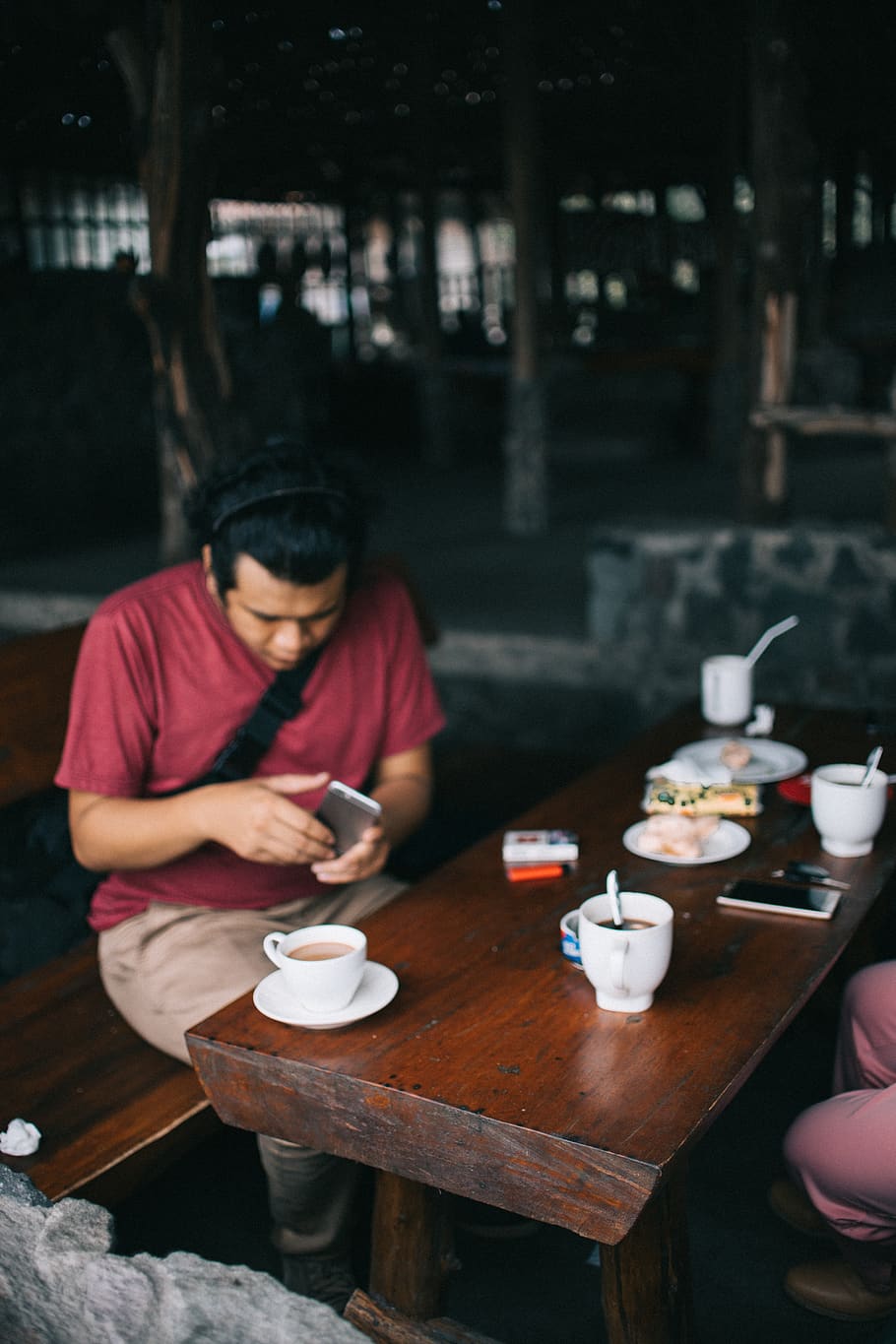 home, portar, vermell, Samarreta de coll, persona, taula, menjar i beguda, una persona, beure, telèfon mòbil, tecnologia sense fils, tassa, persones reals, cafeteria, adult jove, tecnologia, connexió, assegut, celebració, dispositiu d’informació portàtil, telèfon intel·ligent, cafè, estils de vida, adult, vaixella, a l'aire lliure, 5K