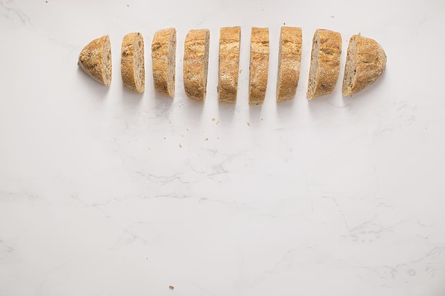 foto, affettato, pane, al forno, forno, cottura al forno, avvicinamento, delizioso, cibo, fotografia di cibo, cibo fresco, salutare, fatti in casa, pagnotta, nutrizione, Pasticcino, fette, gustoso, tradizionale, Grano, totale, in casa, sfondo bianco, nessuno, natura morta, vista dall'alto, copia spazio, Colore bianco, girato in studio, movimento, legno - materiale, tavolo, fianco a fianco, singolo oggetto, cibo e bevande, igiene, due oggetti, movimento sfocato, mangiare malsano, 5K