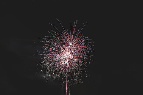 paars vuurwerk, vuurwerk, hemel, nacht, rood, zwarte achtergrond, nachtfotografie, nationale Dag, feu d'artifice, canon, kleur, fotografie, 14 juli, viering, evenement, kunst cultuur en entertainment, verlicht, beweging, exploderende, lage hoekweergave, gloeiend, geen mensen, natuur, lange blootstelling, vuurwerk - door de mens gemaakt object, buitenshuis, kopie ruimte, licht, donker, festival, Oudjaarsavond, entertainment evenement, 5K, CC0, publiek domein, royaltyvrij