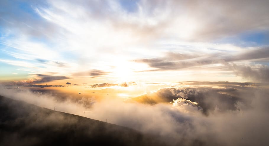 mraky, nebe, krajina, slunce, horizont, západ slunce, svítání, letní, počasí, slunečního světla, moře, scenérie, atmosféra, sezóna, životní prostředí, scénický, světlo, scéna, scéna s oblaky, oceán, cestovat, oranžový, klidný, venku, venkovní, zataženo, pláž, večer, idylický, mrak - nebe, scenics - příroda, krása v přírodě, klid, dramatická obloha, Příroda, klidné scény, sluneční paprsek, náladový nebe, nikdo, hrůza, Jasný, jasně osvětlené, 4K