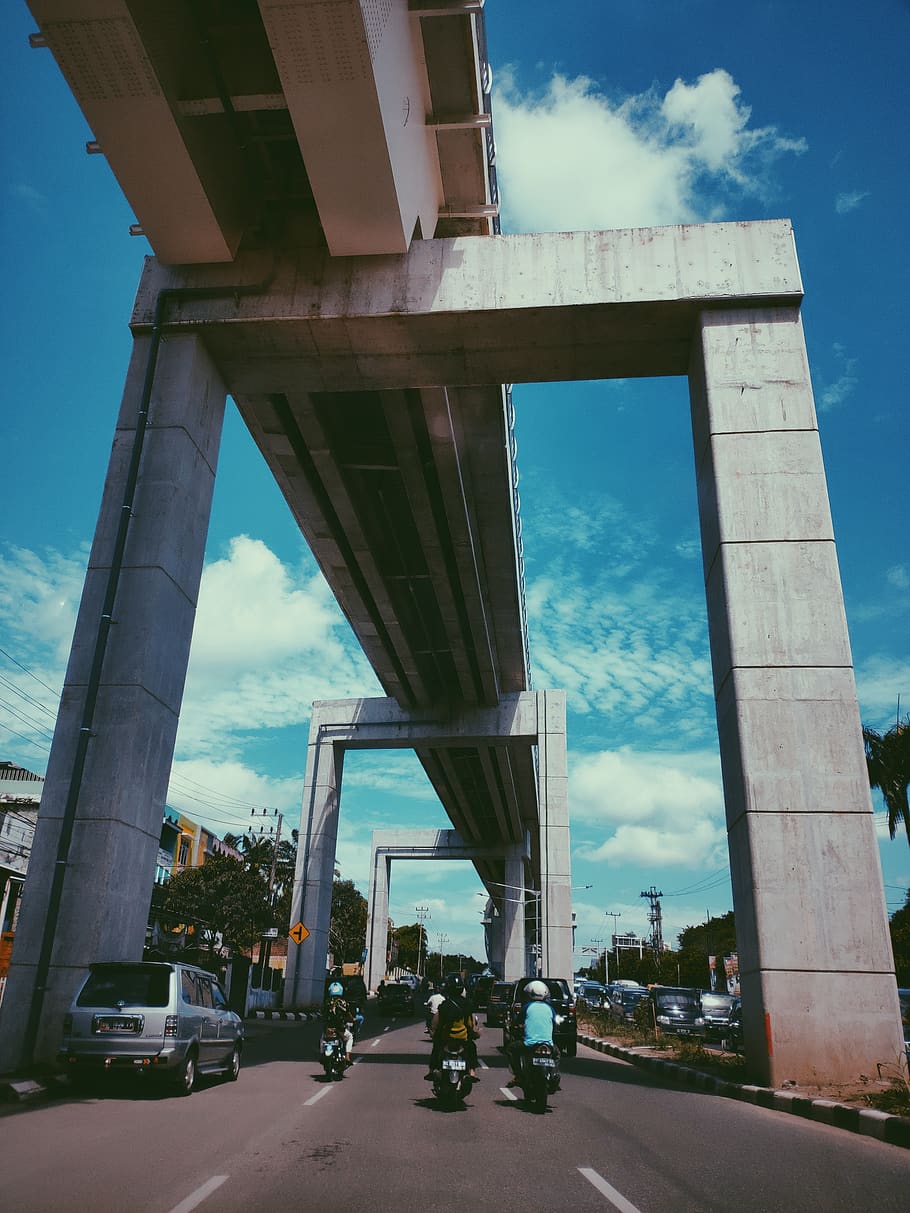 carretera, manera, pas superior, cotxe, transport, automòbil, vehicle, humà, persona, ilir timur i, indonèsia, jl. jenderal sudirman km.5 núm. 45, ciutat, edifici, urbà, metròpolis, llum, flamarada, arquitectura, estructura construïda, cel, pont, exterior de l'edifici, columna arquitectònica, núvol - cel, connexió, dia, pont - estructura feta per l'home, naturalesa, carrer, manera de transport, persones reals, vehicle terrestre, a l'aire lliure, persones incidentals, exterior d’edifici d’oficines, gratacels, 4K
