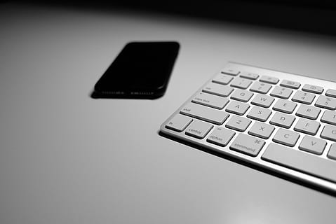 tuş takımı, bilgisayar, elektronik, donanım, bilgisayar donanımı, bilgisayar klavyesi, telefon, vites, iphone, cep telefonu, kodlama, dizayn, iphone xs, iphone x, macbook, elma, büro, masa düzeni, stüdyo, kablosuz teknoloji, teknoloji, içeriye, kapatmak, bağ, iletişim, bilgisayar bölümü, insansız, taşınabilir bilgi cihazı, tablo, stüdyo çekimi, dizüstü, kopya alanı, seçici odak, mektup, tek nesne, bilgisayar tuşu, klavye, 4K, CC0, kamu malı, telif ücretsiz