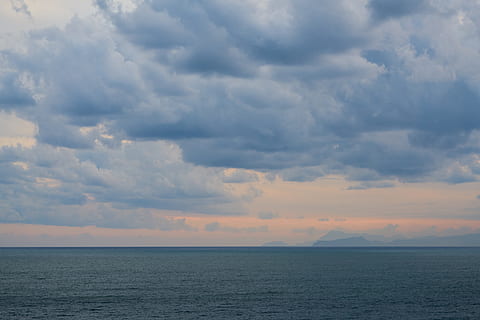 cielo, aria, nuvole, onde, vento, marino, oceano, avventura, selvaggio, schiuma, spiaggia, viaggio, acqua, natura, blu, paesaggio, vacanza, estate, esotico, rilassare, bellissimo, tropicale, stagione attuale, Paradiso, nuvola - cielo, mare, bellezza nella natura, scenics - natura, orizzonte, orizzonte sull'acqua, la tranquillità, scena tranquilla, lungomare, nessuno, idilliaco, all'aperto, scena non urbana, a distanza, tramonto, paesaggio marino, 8K, CC0, dominio pubblico, privo di copyright