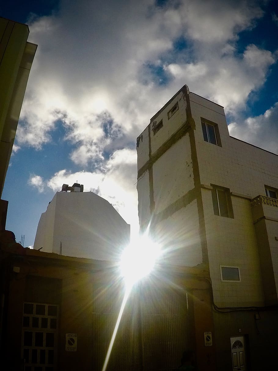 luce, bagliore, luce del sole, Spagna, spiaggia, umano, persona, natura, tempo metereologico, all'aperto, costruzione, edificio per uffici, architettura, Torre, cielo, urbano, Quartiere, finestra, faro, cumulo, struttura costruita, nuvola - cielo, esterno dell'edificio, riflesso lente, raggio di sole, sole, Inquadratura dal basso, città, nessuno, giorno, luminosa, soleggiato, quartiere residenziale, illuminata, streaming, 4K