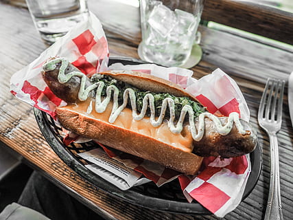 sándwich de salchicha de pie, carne de vaca, un pan, queso, de cerca, cocina, delicioso, cena, sibarita, comida, fotografía de comida, a pie, caliente, Pancho, almuerzo, carne, Sandwich, chorizo, bocadillo, sabroso, tradicional, comida y bebida, frescura, listo para comer, mesa, comer poco saludable, comida rápida, naturaleza muerta, tamaño de la porción, adentro, plato, material de madera, nadie, vista de alto ángulo, carne procesada, vaso, bandeja, cuchillo de mesa, 5K, CC0, dominio público, libre de derechos