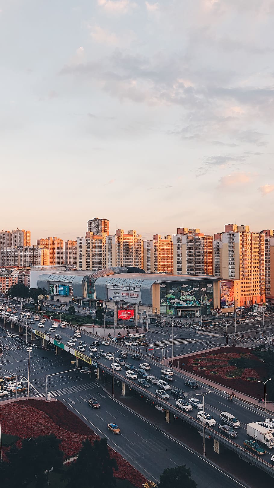 Čína, harbin, exteriér budovy, město, stavba, architektura, nebe, přeprava, mrak - nebe, budova, silnice, panoráma města, způsob dopravy, vysoký úhel pohledu, Příroda, auto, ulice, západ slunce, motorové vozidlo, pozemního vozidla, nikdo, provoz, kancelářská budova exteriér, venku, mrakodrap, 4K