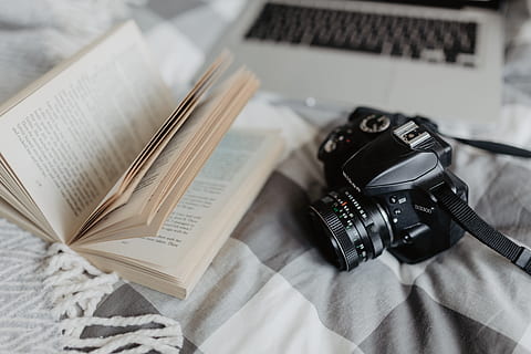 cámara, macbook, libro, esperando, cama, habitación, computadora, fotógrafo, lecho, estudiar, Nikon, tecnología, adentro, camara - equipo fotografico, de cerca, temas de fotografia, nadie, naturaleza muerta, papel, centrarse en primer plano, publicación, enfoque selectivo, vista de alto ángulo, mueble, comunicación, equipo fotográfico, cámara digital, mesa, educación, 5K, CC0, dominio público, libre de derechos