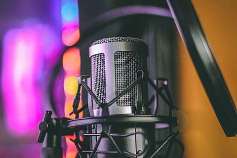 schwarzes Kondensatormikrofon, Mikrofon, Technologie, Eingabegerät, Musik-, Kunst, Kultur und Unterhaltung, Nahansicht, keine Leute, Kommunikation, Studio, drinnen, Aufnahmestudio, Verbindung, Ausrüstung, Tonaufzeichnungsgeräte, schwarze Farbe, Musikinstrument, Performance, Stillleben, Kabel, einzelnes Objekt, Radiosender, elektrische Ausrüstung, Video, 5K, CC0, gemeinfrei, lizenzfrei