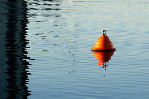 float portocaliu, apă, malul mării, culoare portocalie, reflecţie, lac, nici o persoana, natură, încrețit, geamandură, zi, frumusețe în natură, în aer liber, liniște, plutitor, plutește pe apă, vedere în unghi mare, mişcare, înot, 2K, CC0, domeniu public, fără drepturi de autor