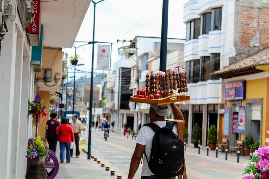 ecuador, cotacachi, arquitectura, exterior de l'edifici, estructura construïda, persones reals, ciutat, adult, dia, grup de persones, carrer, caminar, dones, venda al detall, estils de vida, gent, homes, persones incidentals, vida de ciutat, multitud, botiga, a l'aire lliure, visualització al detall, consumisme, 5K