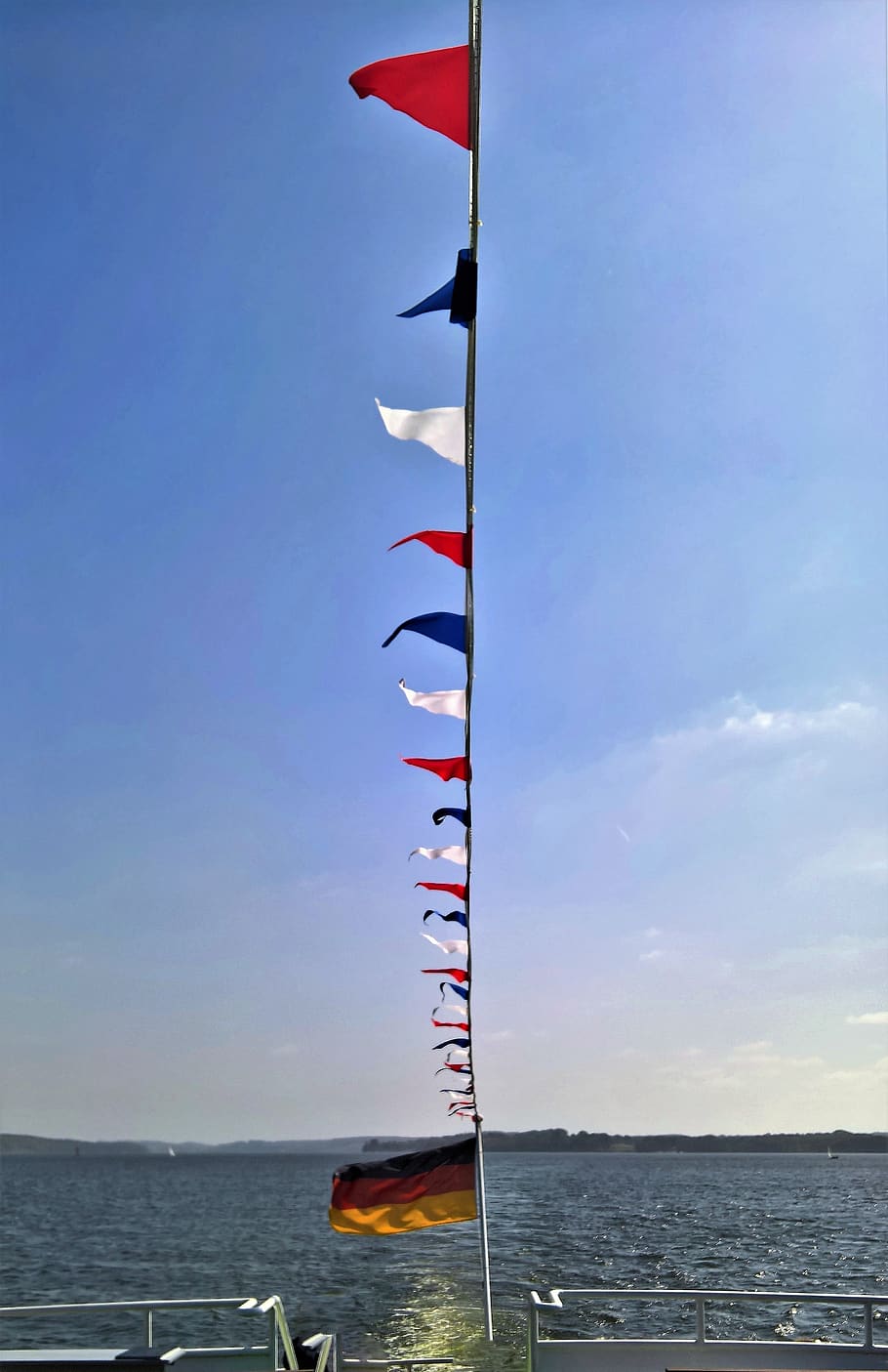 vapor, coberta de popa, banderes, banderí, ratzeburger lake, excursió de llacs, Alemanya del nord, bandera alemanya, colors de Schleswig-Holstein, aigua, cel blau, més, oci, cel, mar, bandera, cap gent, el patriotisme, naturalesa, bellesa a la natura, dia, escenics - natura, escena tranquil·la, tranquil·litat, vaixell nàutic, vent, a l'aire lliure, núvol - cel, pol, en fila, veler, 4K