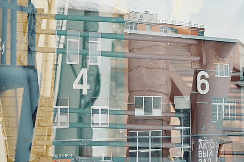 , esterno dell'edificio, struttura costruita, architettura, finestra, giorno, nessuno, riflessione, costruzione, all'aperto, vetro - materiale, industria di costruzioni, città, sito di costruzione, industria, quartiere residenziale, natura, Inquadratura dal basso, trasparente, concentrarsi sulle conoscenze acquisite, avvicinamento, appartamento, 4K, CC0, dominio pubblico, privo di copyright