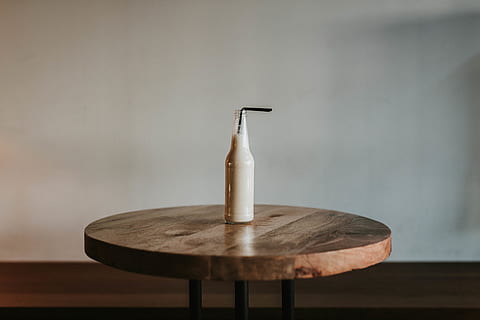 glasflaska, fylld, svart, sugrör, brun, trä-, tabell, flaska, dryck, trämaterial, inomhus, inget folk, metall, väggbyggande funktion, närbild, enda objekt, fokusera på förgrunden, fortfarande liv, selektiv fokusering, musik, dag, natur, form, kopiera utrymme, frånvaro, rörelse, hantera, 5K, CC0, offentligt domän, royaltyfria