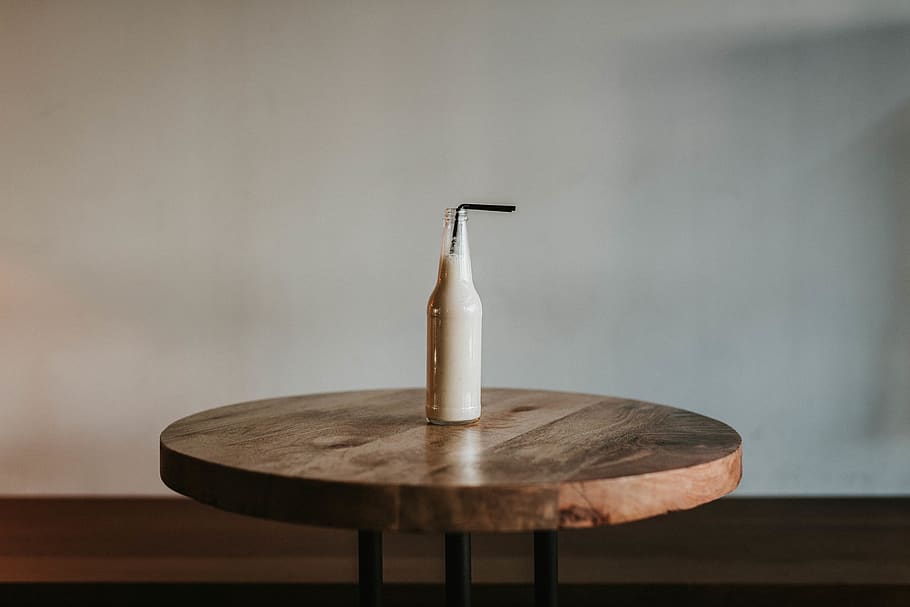 Glasflasche, gefüllt, schwarz, Stroh, braun, hölzern, Tabelle, Flasche, Getränk, Holz - Material, drinnen, keine Leute, Metall, Wandbau - Funktion, Nahansicht, einzelnes Objekt, Fokus auf den Vordergrund, Stillleben, selektiver Fokus, Musik-, Tag, Natur, gestalten, kopieren sie platz, Abwesenheit, Bewegung, Griff, 5K