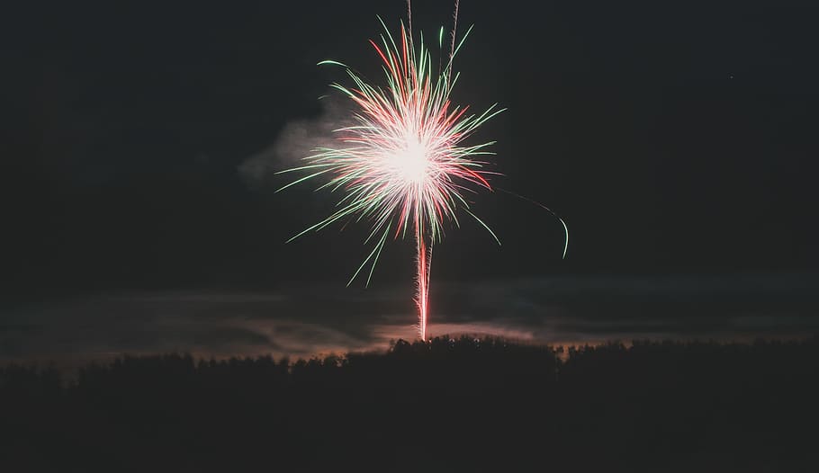 lang, udsættelse, fyrværkeri, nat, himmel, mørk, rød, grøn, eksplosion, boom, hav, fest, eksploderer, brand - naturligt fænomen, begivenhed, fyrværkeri - menneskeskabt objekt, lyse, ferie, baggrunde, multi farvet, sort farve, farver, traditionel festival, år, gul, fest - social begivenhed, levende farve, lys - naturligt fænomen, glødende, jubilæum, sjovt, 5K