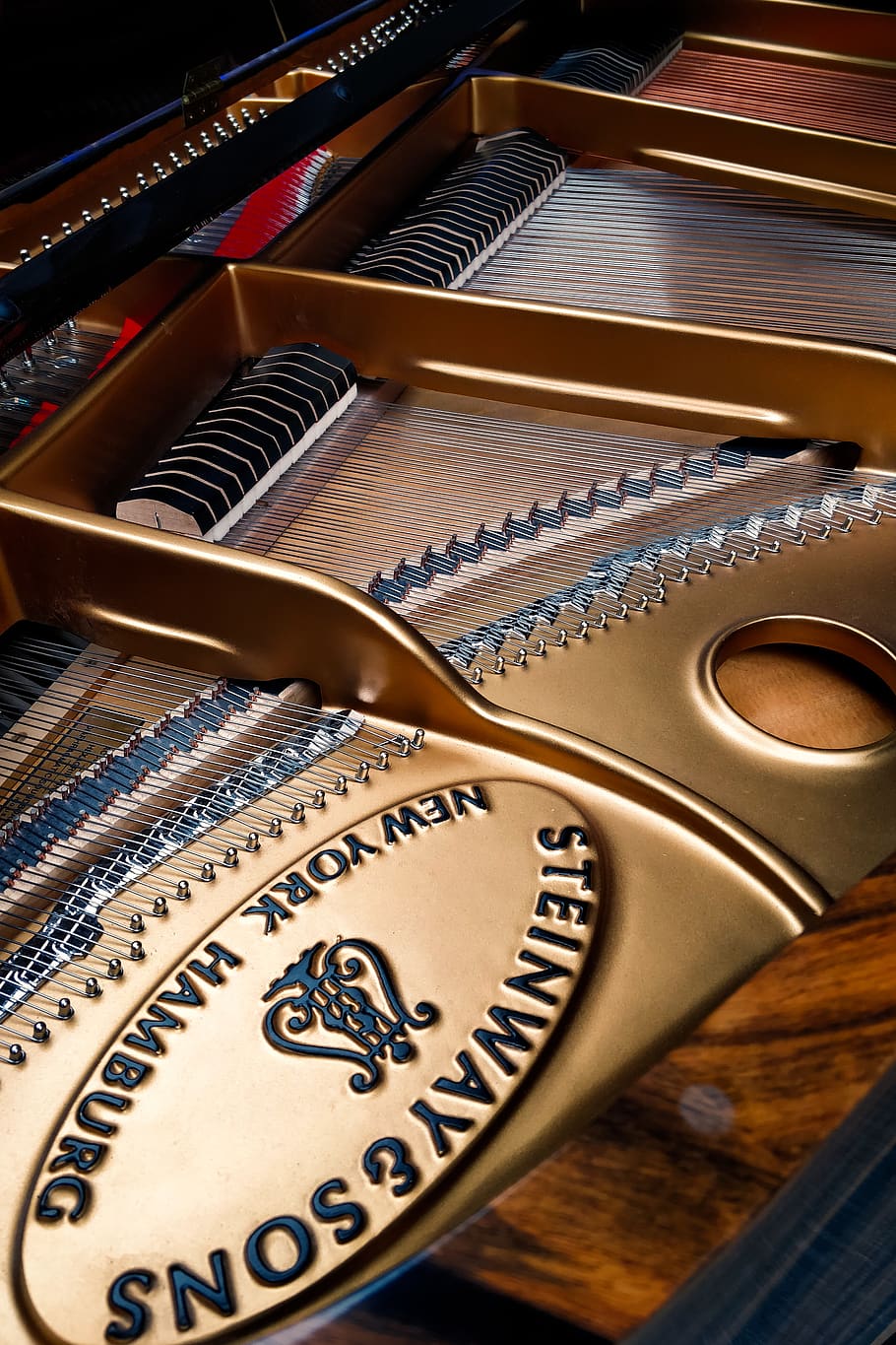 brun harpe, gelænder, fritids aktiviteter, musikinstrument, guitar, klaver, flygel, skuffe, møbel, hjul, træ, krydsfiner, trappe, mønster, kosmetik, skat, frugt, blåbær, mad, plante, musikalsk udstyr, musik, indendørs, ingen mennesker, kunstkultur og underholdning, tæt på, høj vinkel visning, træ - materiale, kreativitet, keyboard instrument, klaver nøgle, tastatur, streng instrument, udstyr, metal, teknologi, snor, udsmykkede, 4K